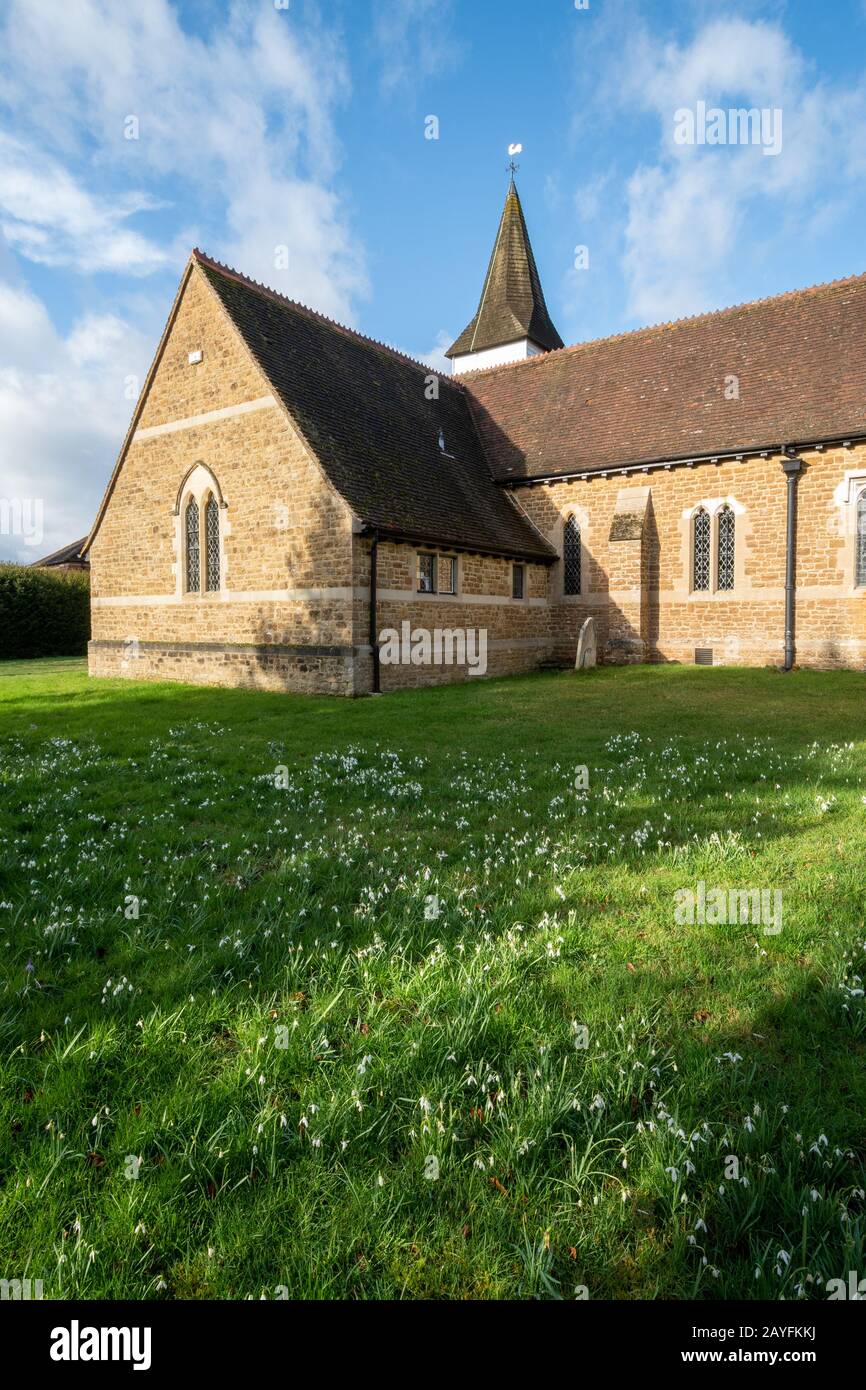 ST James Pfarrkirche in Elstead Village, Surrey, Großbritannien, mit Schneefällen im Februar Stockfoto