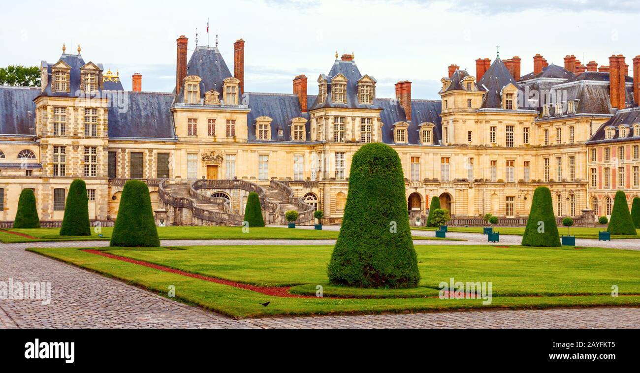Palast von Fontainebleau (Chateau de Fontainebleau) mit dem Ehrenhof