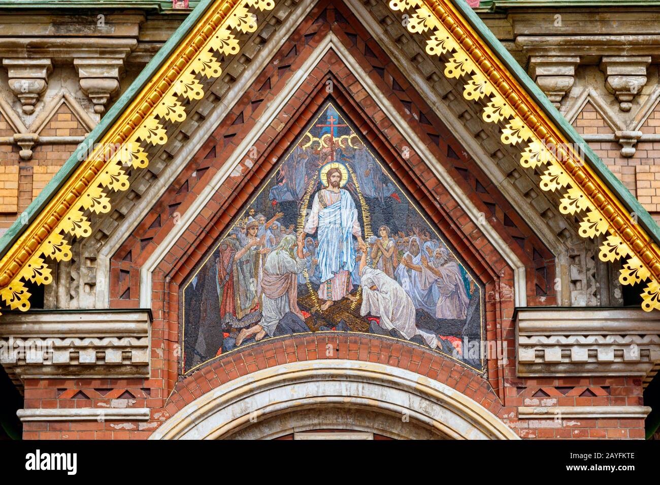 Sankt PETERSBURG, RUSSLAND - 25. AUGUST 2017: Detail der Erlöserkirche auf Verschütteten Blut Exteriormit Gold, Verzierungen und Mosaiken, die das darstellen Stockfoto
