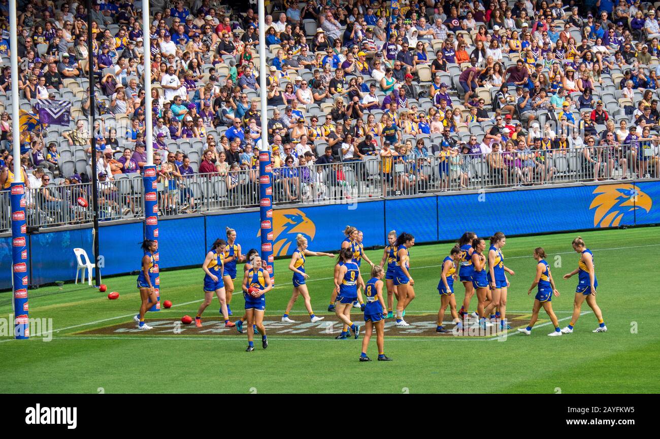 2020 AFLW West Coast Eagles und Fremantle Dockers Derby Game im Optus Stadium Burswood Perth WA Australia Stockfoto