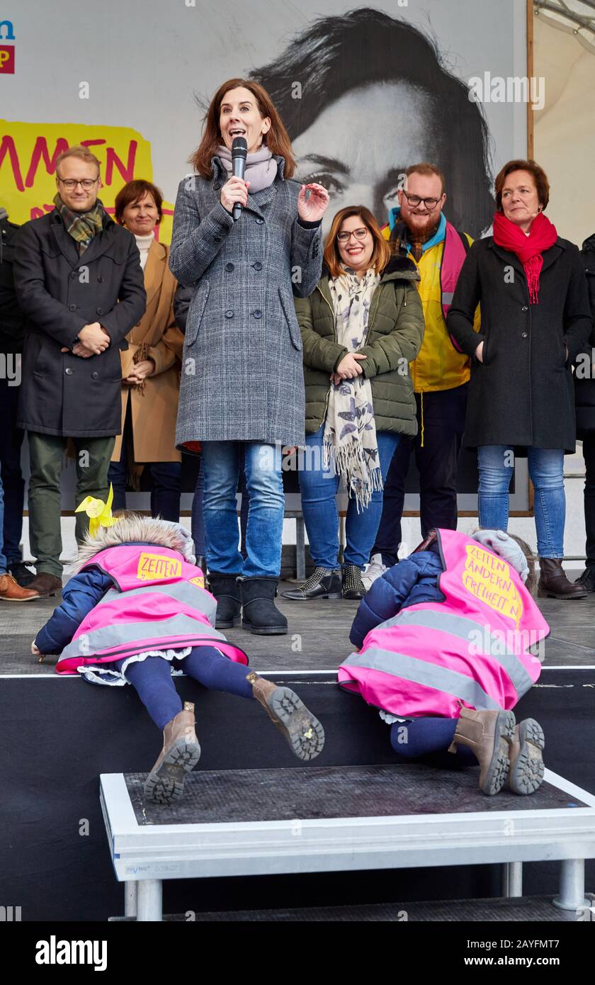 Hamburg, Deutschland. Februar 2020. Katja Suding (FDP), Landesleiterin, spricht beim FDP-Aktionstag am Jungfernstieg. Im Vordergrund klettern zwei Mädchen in orangefarbenen Gewänden auf die Tribüne. Kredit: Georg Wendt / dpa / Alamy Live News Stockfoto