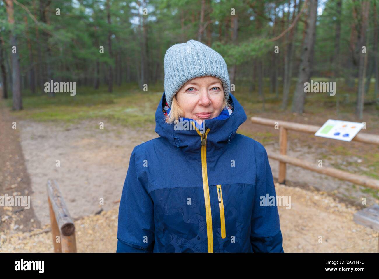 Frau, die bei kaltem Wetter im Naturpark spazieren geht. Weiblich im Freien. Kaltes Wetter. Stockfoto