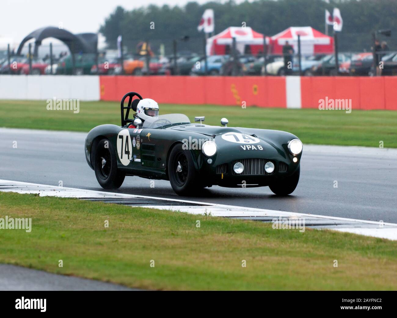 Martin Hunt fuhr während der RAC Woodcote Trophäe Für vor 56 Sportscars mit seinem Green, 1954, HWM Sports Racing Car, die Wellington Straight hinab. Stockfoto