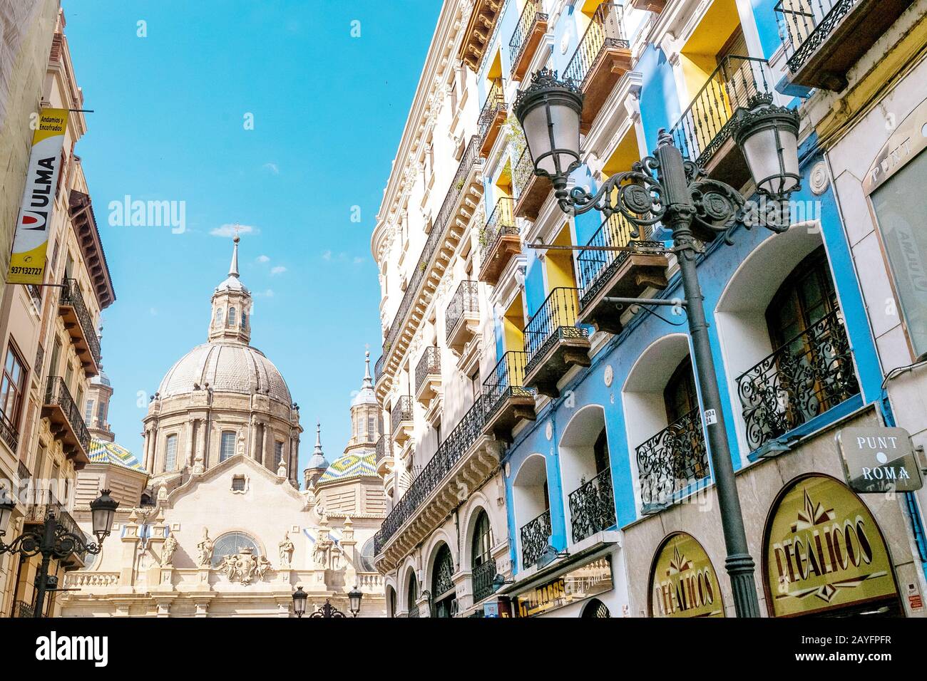 Zaragoza, SPANIEN - 14. JULI 2018: Zaragoza Straße in der Nähe der Pilar-Kathedrale Stockfoto