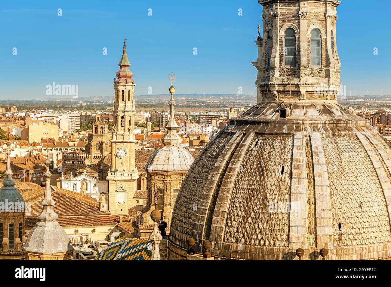 Blick auf die Dächer und Türme der Basilika Unserer Lieben Frau del Pilar bei Sonnenuntergang in der Stadt Zaragoza in Spanien Stockfoto