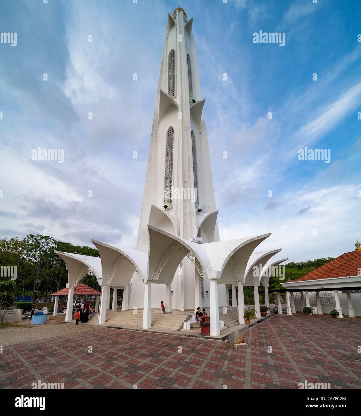 Das Minarett im Masjid Selat Melaka, Melaka-Moschee in Malakka, Malaysia. Stockfoto