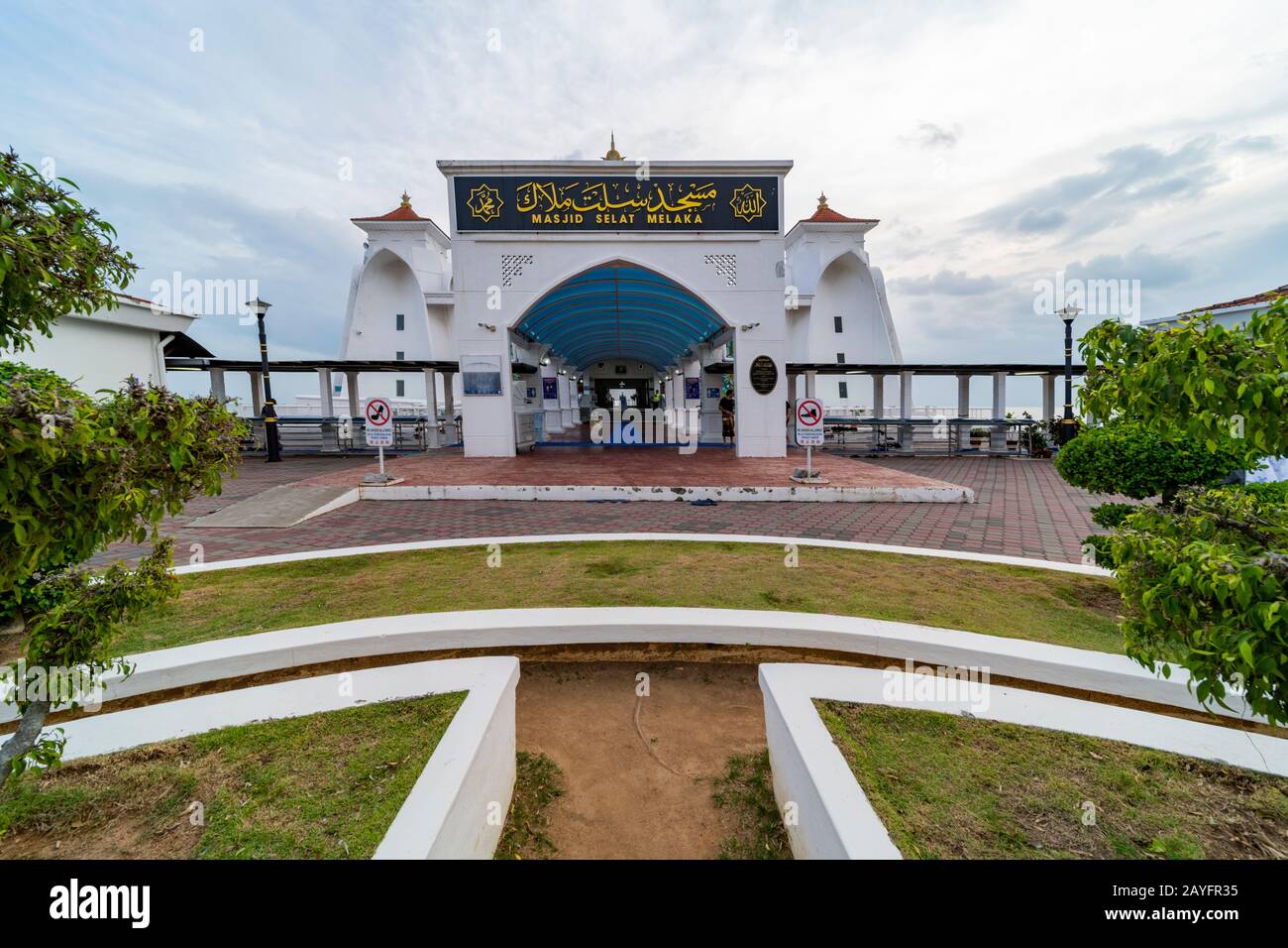 Masjid Selat Melaka, Melaka-Moschee auf einer von Menschen gefertigten Insel an der Straße von Melaka. Stockfoto