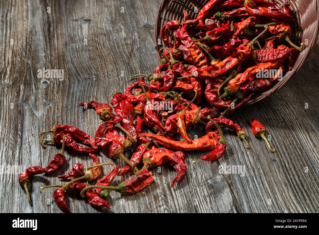 Mexikanische Küche. Getrockneter roter heißer Chili auf Holzgrund. Würziger Geschmack Stockfoto
