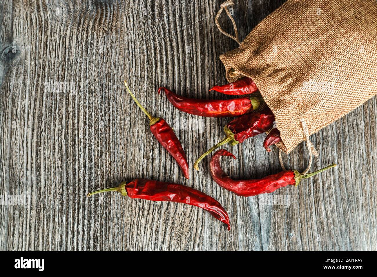 Mexikanische Küche. Getrockneter roter heißer Chili auf Holzgrund. Würziger Geschmack Stockfoto
