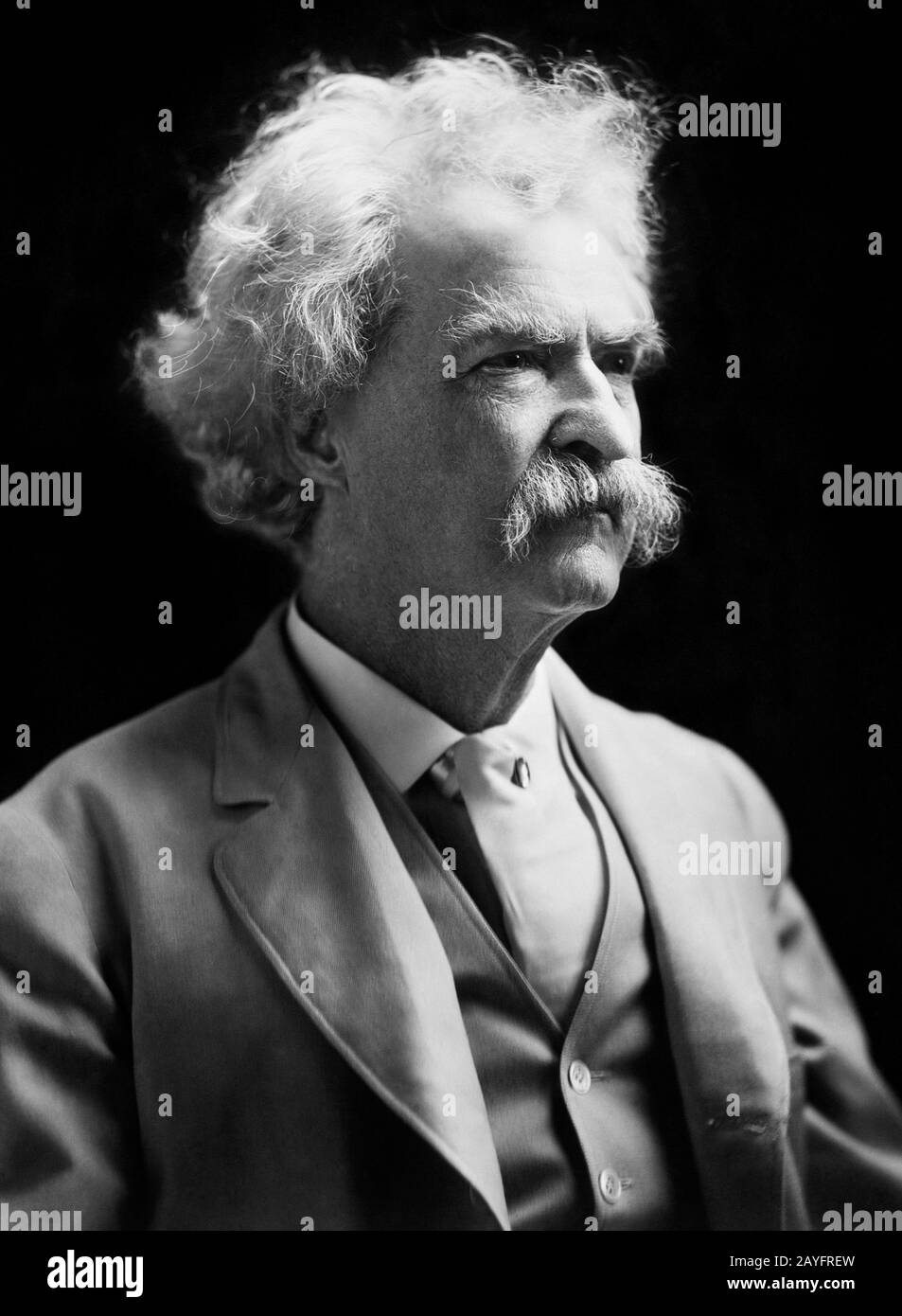Vintage-Portrait-Foto des amerikanischen Schriftstellers und Humoristen Samuel Langhorne Klemens (zwischen 1835 und 1910), besser bekannt unter seinem Federnamen Mark Twain. Foto ca. 1907 von EINEM F Bradley aus New York. Stockfoto