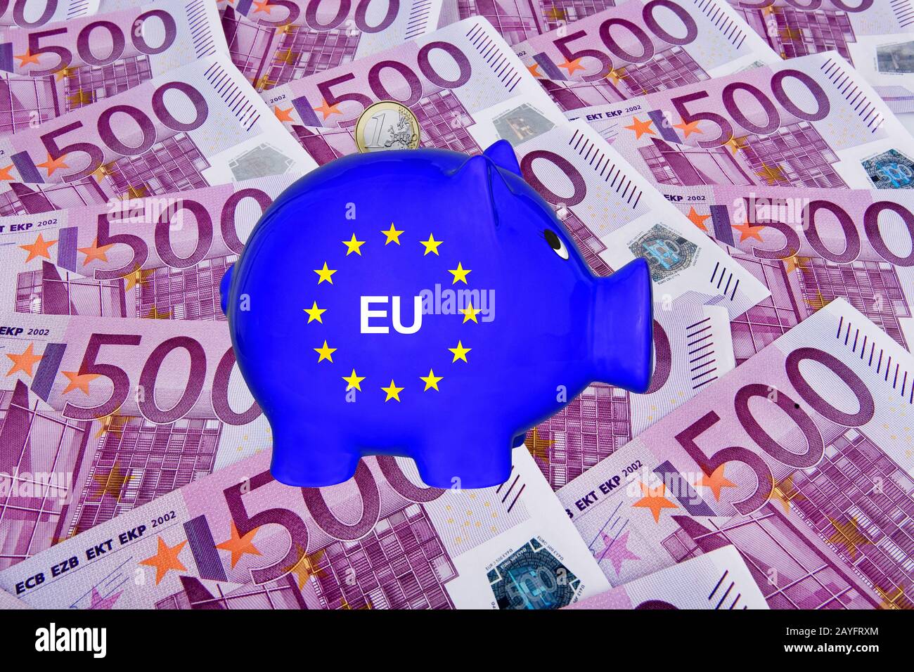 Blaue EU-Sparkassen mit 500-Euro-Scheine im Hintergrund, Composing, Europa Stockfoto