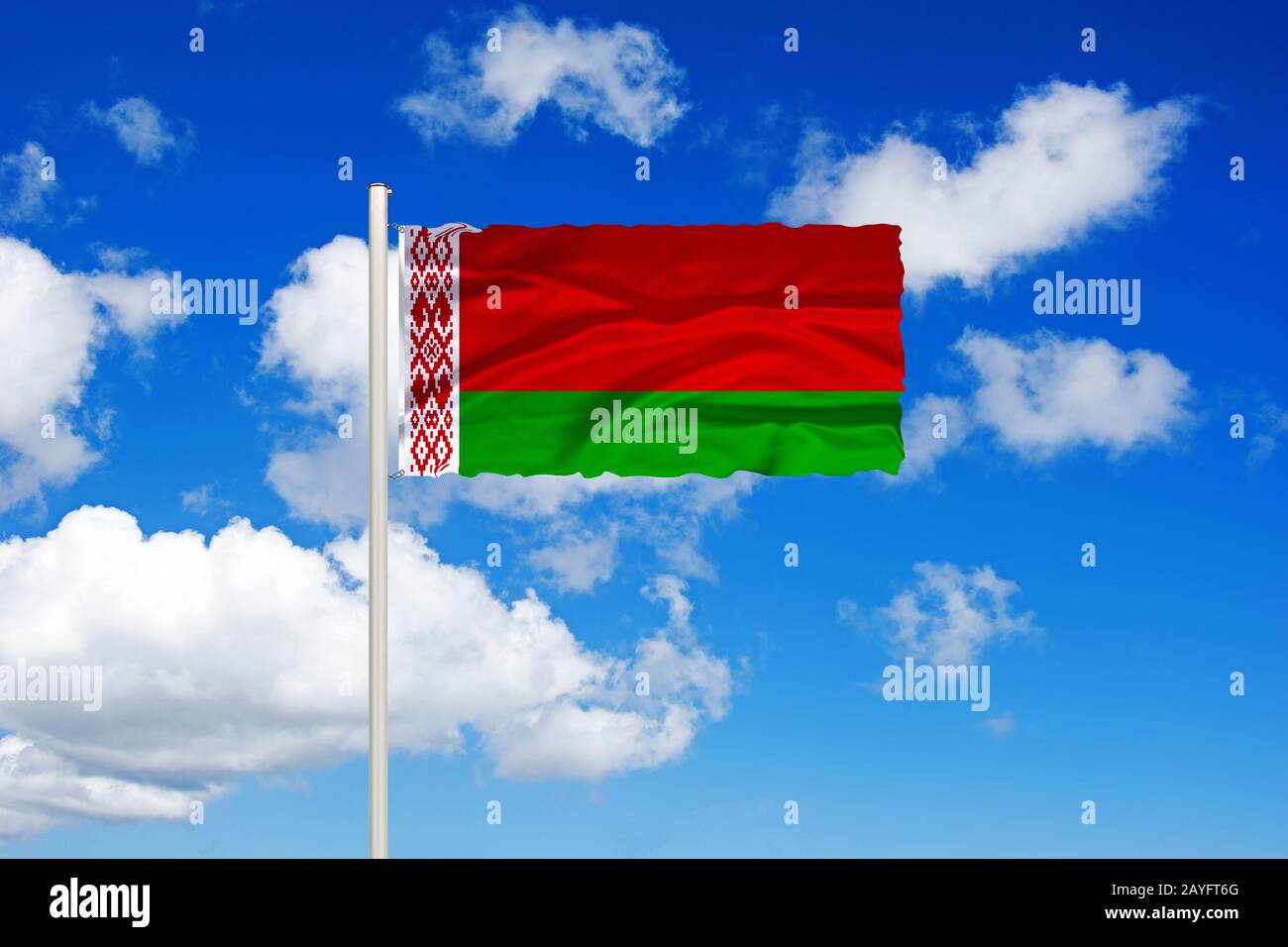 Flagge Weißrusslands vor blauem bewölktem Himmel, Weißrussland Stockfoto