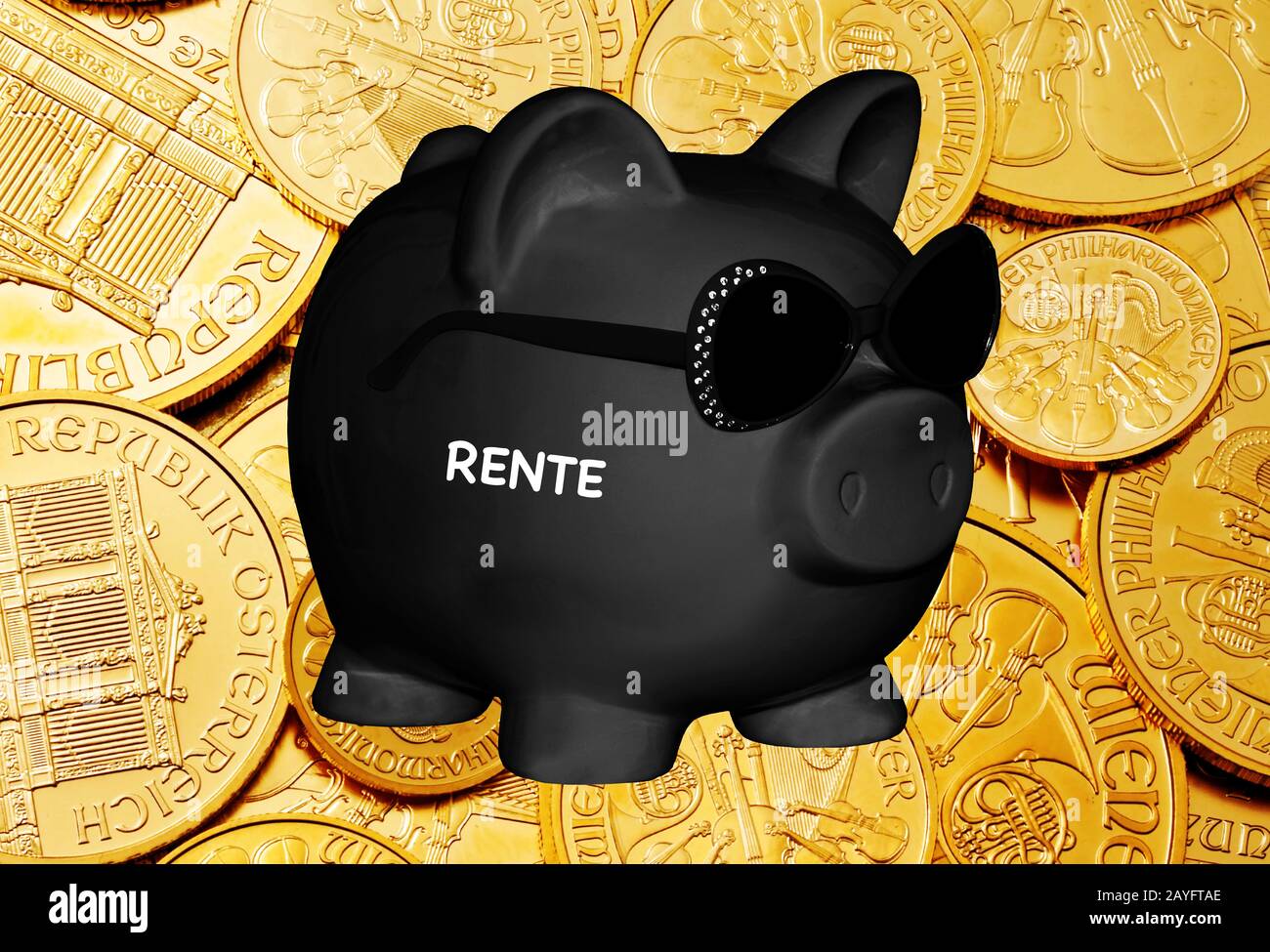 Schwarze Schweinebank mit Sonnenbrille mit den Schriftzügen Rente, Rente, Münzen im Hintergrund, Komposition Stockfoto