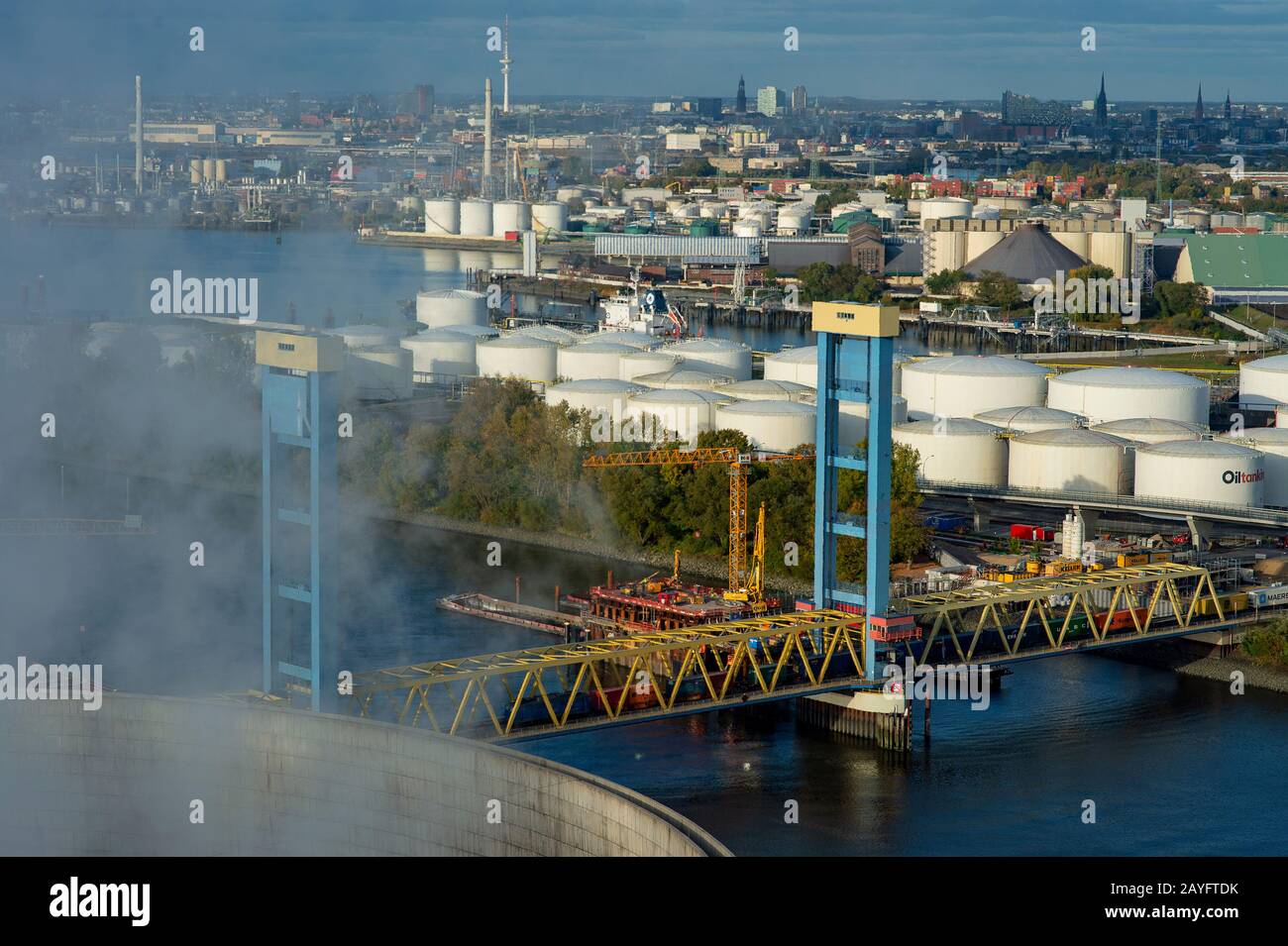 Tanklager im Hamburger Hafen Stockfoto