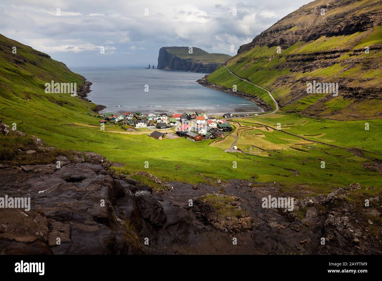 Das kleine Dorf Tjoernuvik an der Küste des Nordatlantiks, der Färöer, Streymoy Stockfoto
