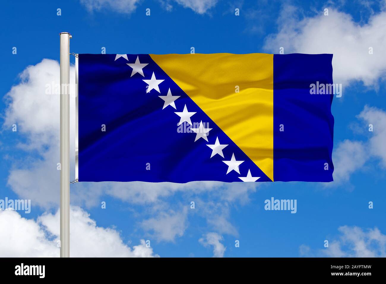 Flagge von Bosnien und Herzegowina vor blauem bewölktem Himmel, Bosnien und Herzegowina Stockfoto