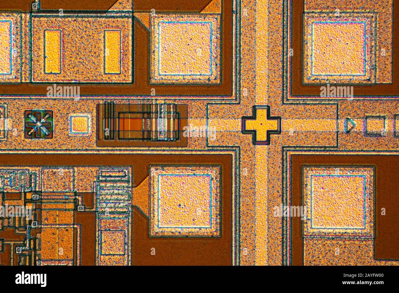 Oberfläche eines Mikrochips, Kontrastbild mit differentiellen Interferenzen, Siliziumwafer Stockfoto