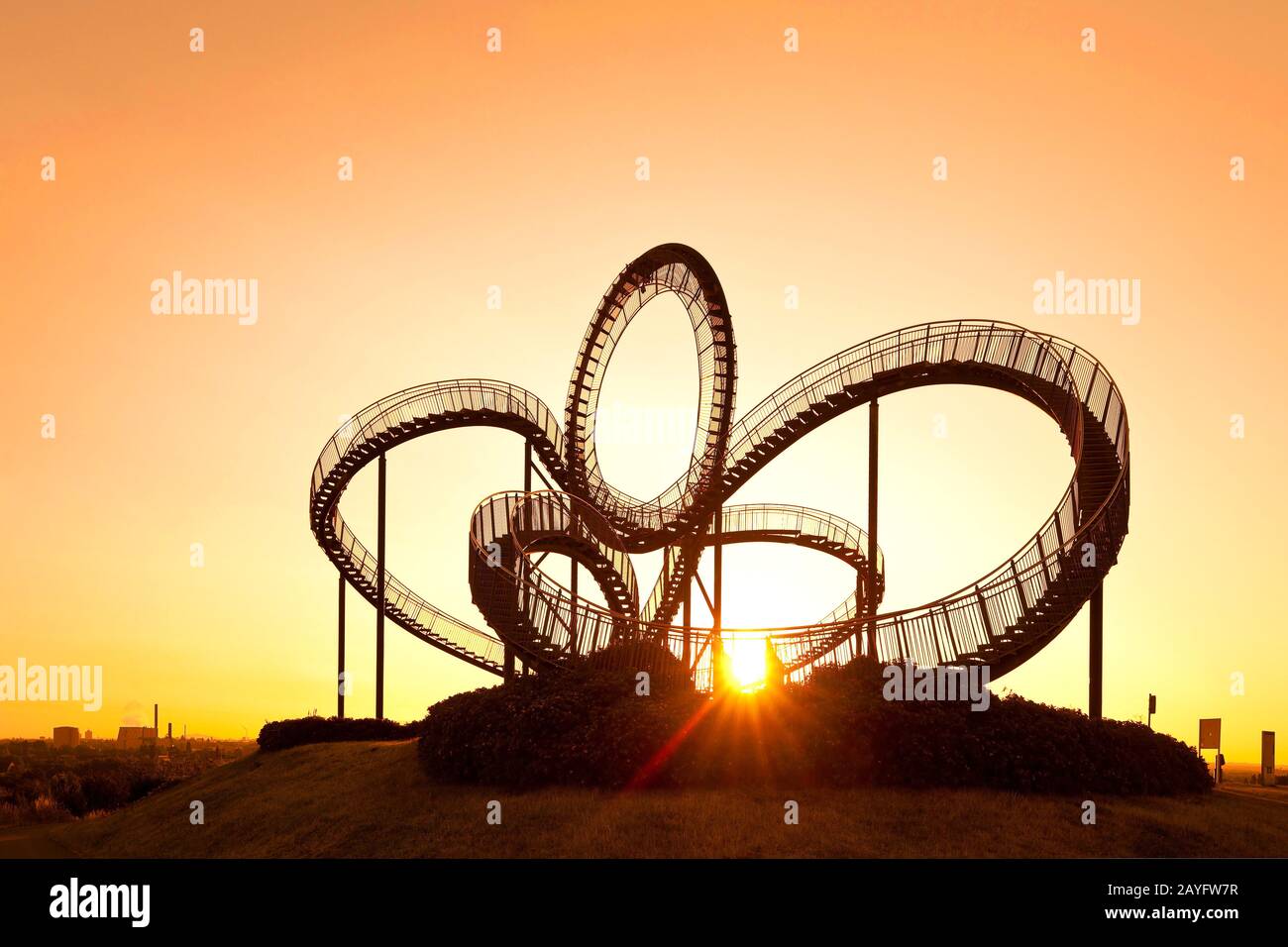 Tiger und Schildkröte - Zauberberg, Kunstinstallation und Wahrzeichen im Angerpark, Deutschland, Nordrhein-Westfalen, Ruhrgebiet, Duisburg Stockfoto