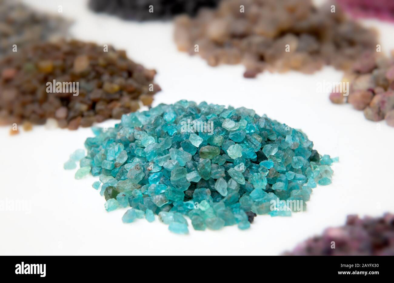 Rohe blaue Mineralsteine auf dem Schmuckmarkt mit Außenbeleuchtung. Stockfoto