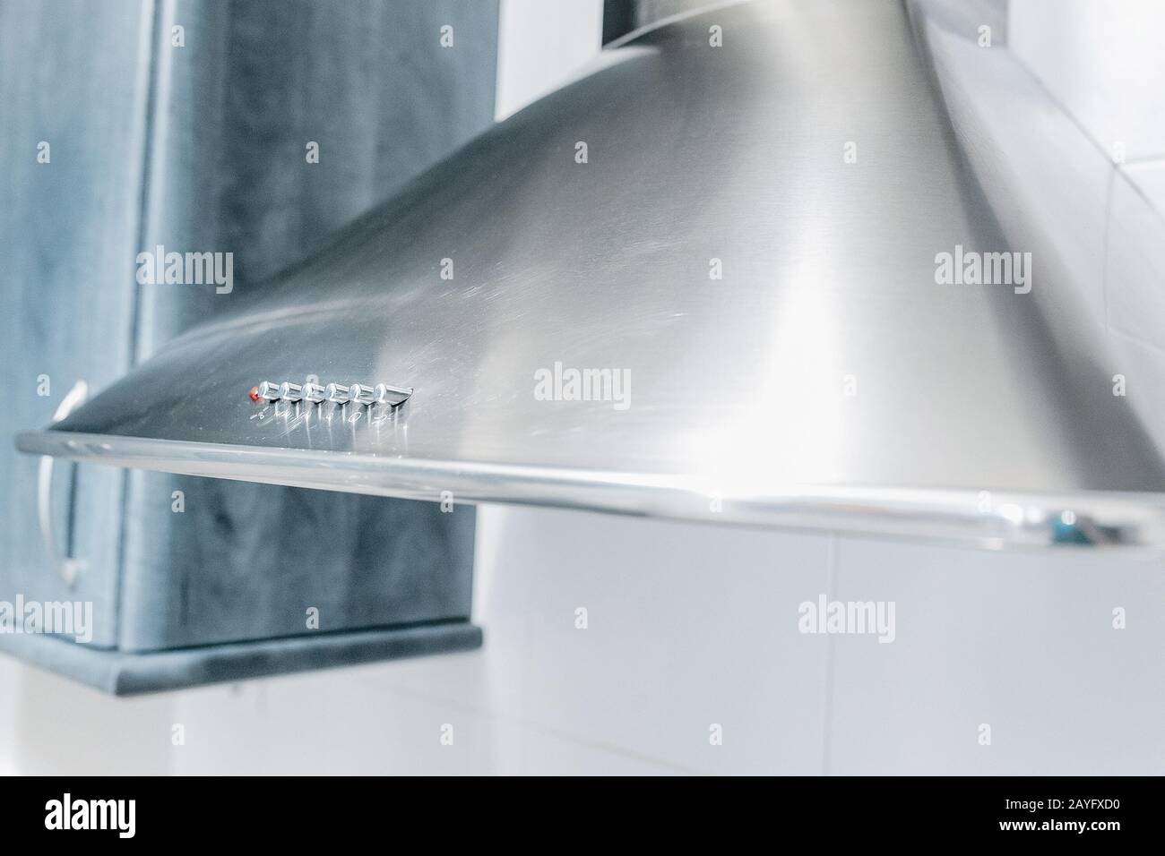 Moderne Abluftanlage für die Küchenbelüftung Stockfoto