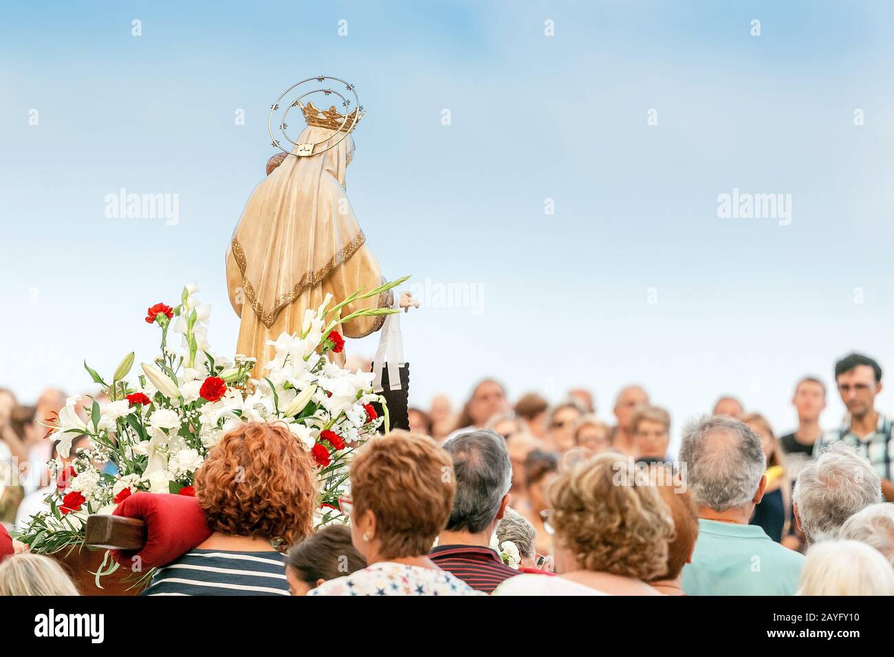15. JULI 2018, TARRAGONA, SPANIEN: Menschen zur Feier des religiösen Urlaubs mit Jungfrau Maria Stockfoto