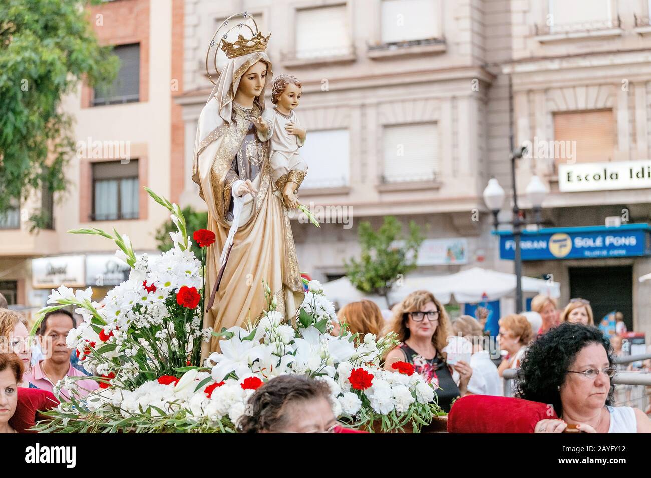 15. JULI 2018, TARRAGONA, SPANIEN: Menschen zur Feier des religiösen Urlaubs mit Jungfrau Maria Stockfoto