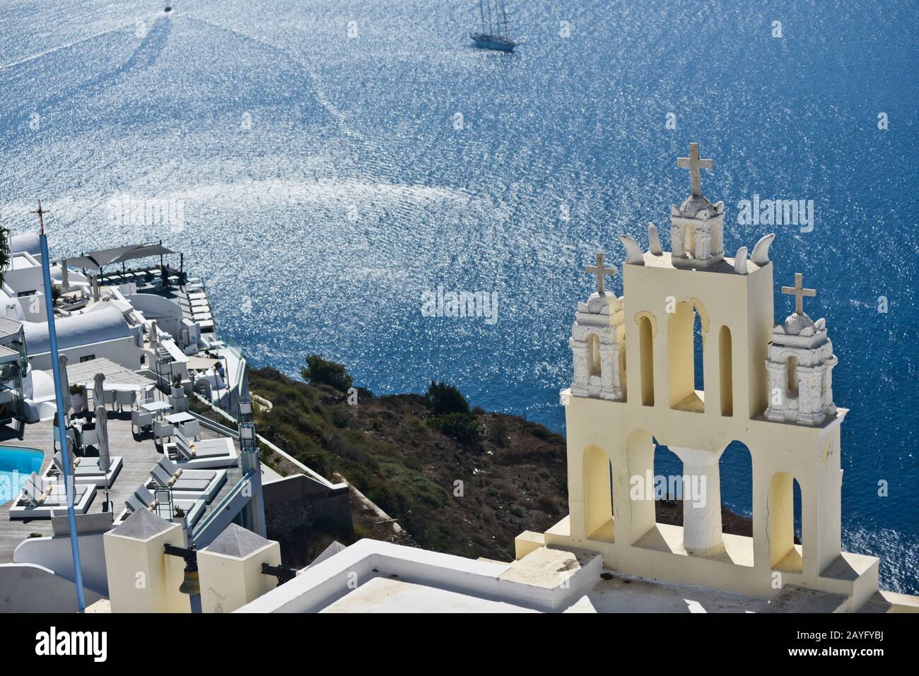 Gelber Kirchturm am Rande der Stadt Fira auf der Insel Santorini, Griechenland. Stockfoto