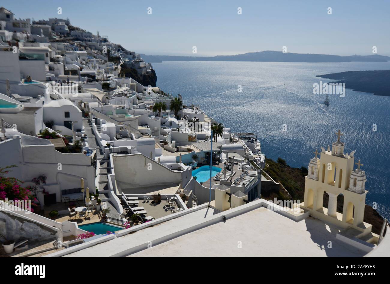 Gelber Kirchturm am Rande der Stadt Fira auf der Insel Santorini, Griechenland. Stockfoto