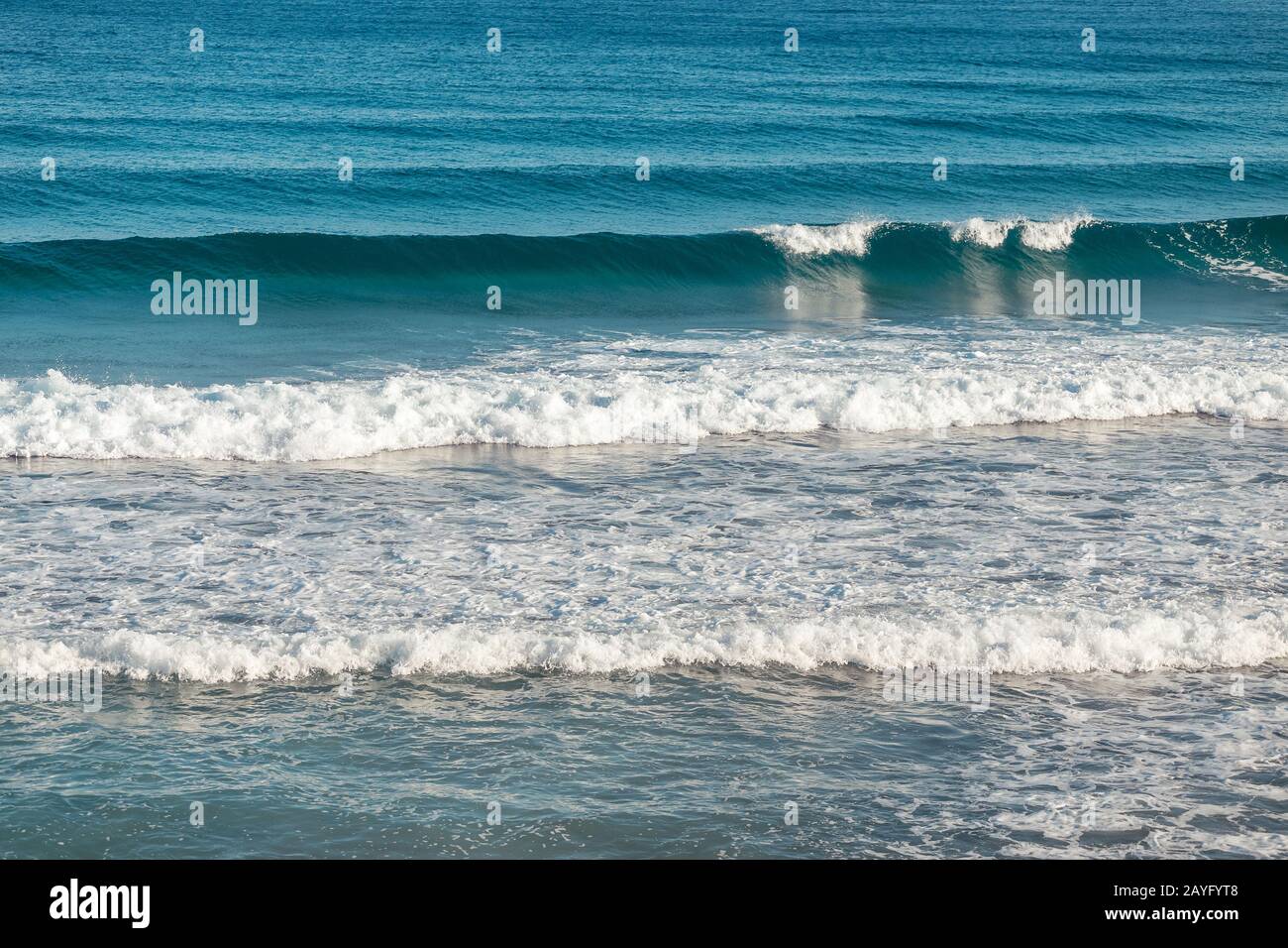 Weiche Welle des blauen Ozeans am Sandstrand Stockfoto