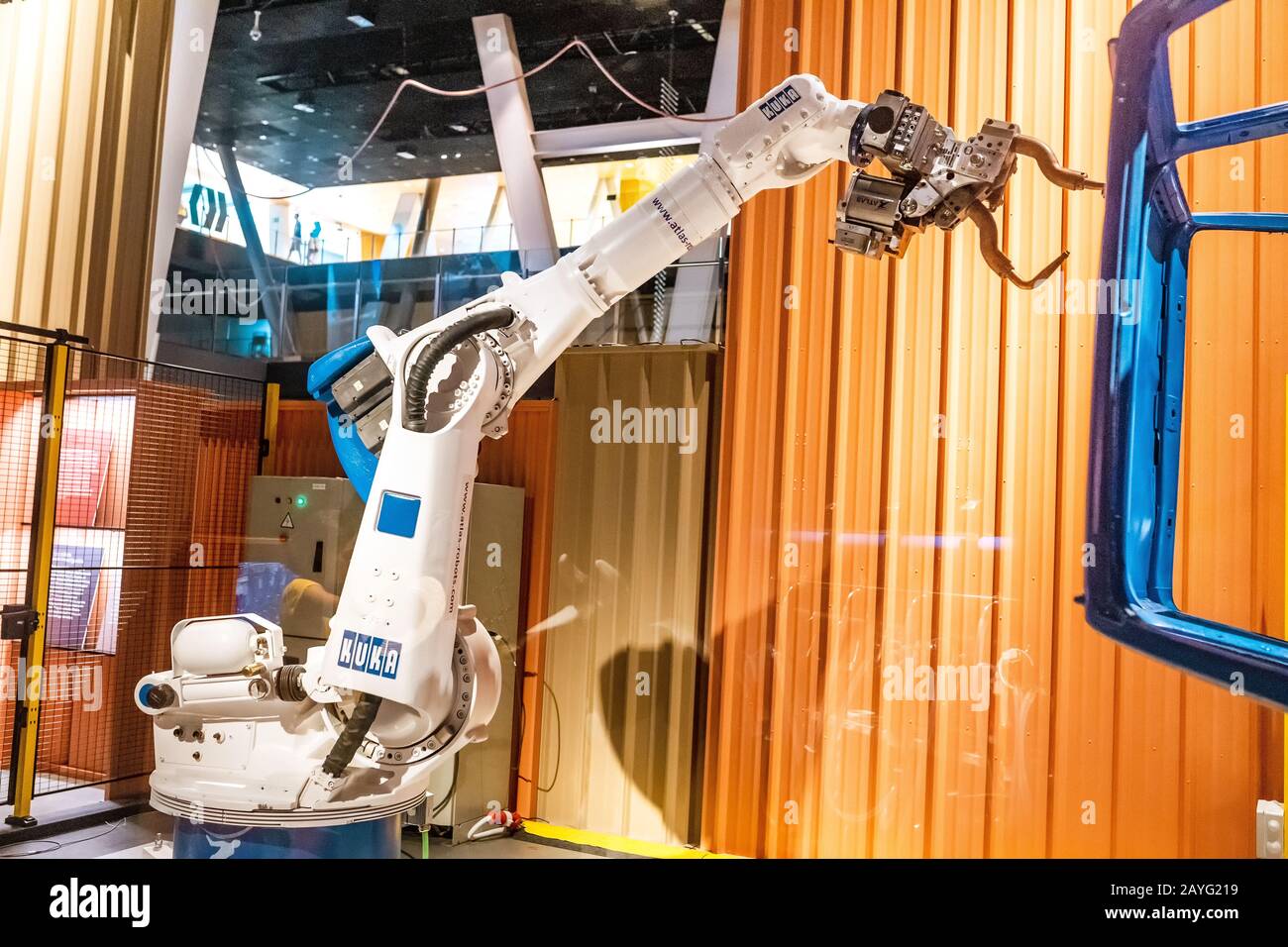 28. JULI 2018, BARCELONA, SPANIEN: Roboterarm als Beispiel für Automatisierung in der Automobilindustrie im Museum Cosmocaixa Stockfoto
