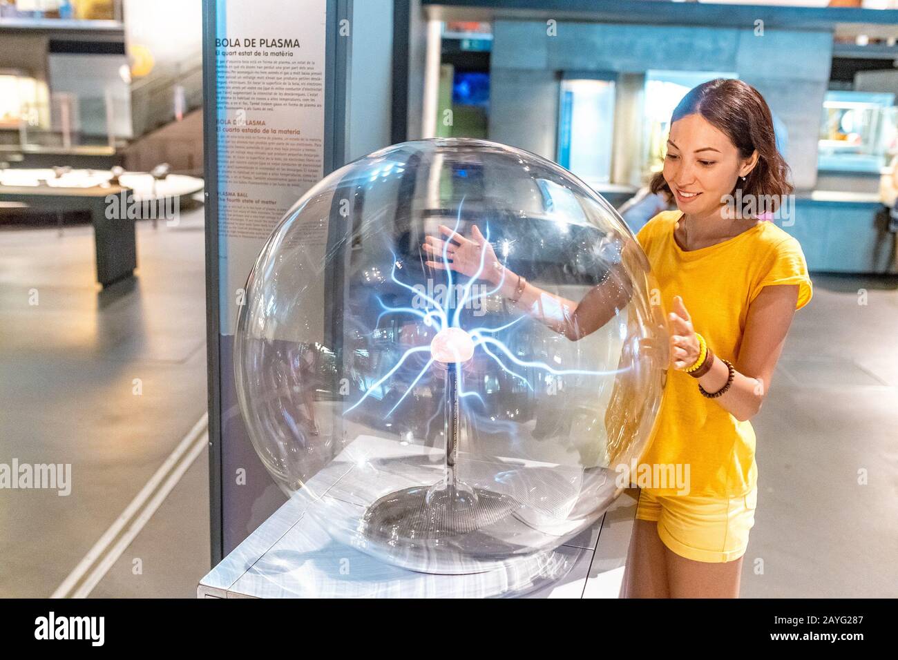 28. JULI 2018, BARCELONA, SPANIEN: Menschen, die im Wissenschaftsmuseum mit Plasma-Ball spielen Stockfoto