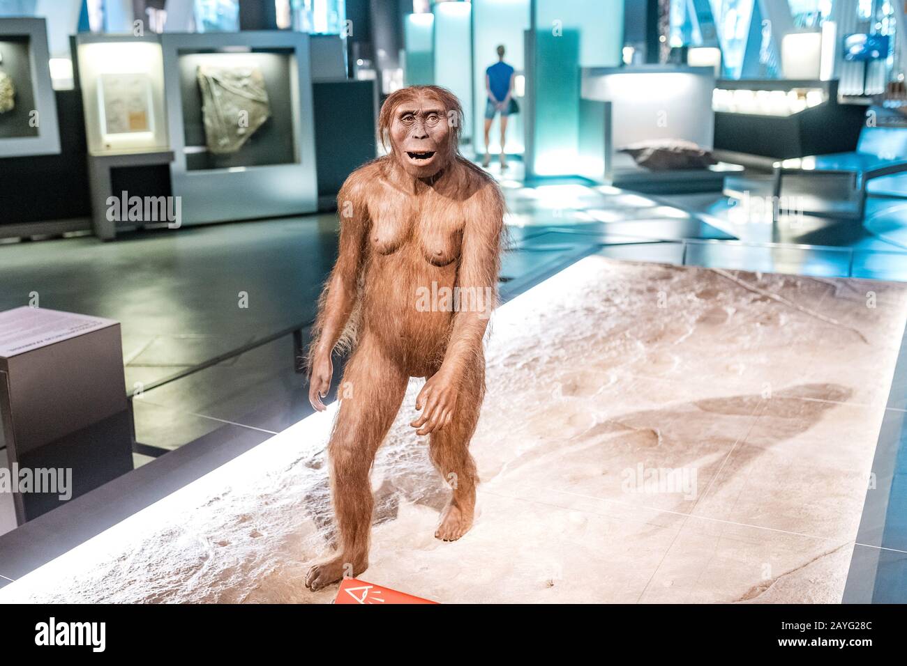 28. JULI 2018, COSMOCAIXA, BARCELONA, SPANIEN: Australopithecus weibliche prähistorische Frau auf der Museumsausstellung Stockfoto