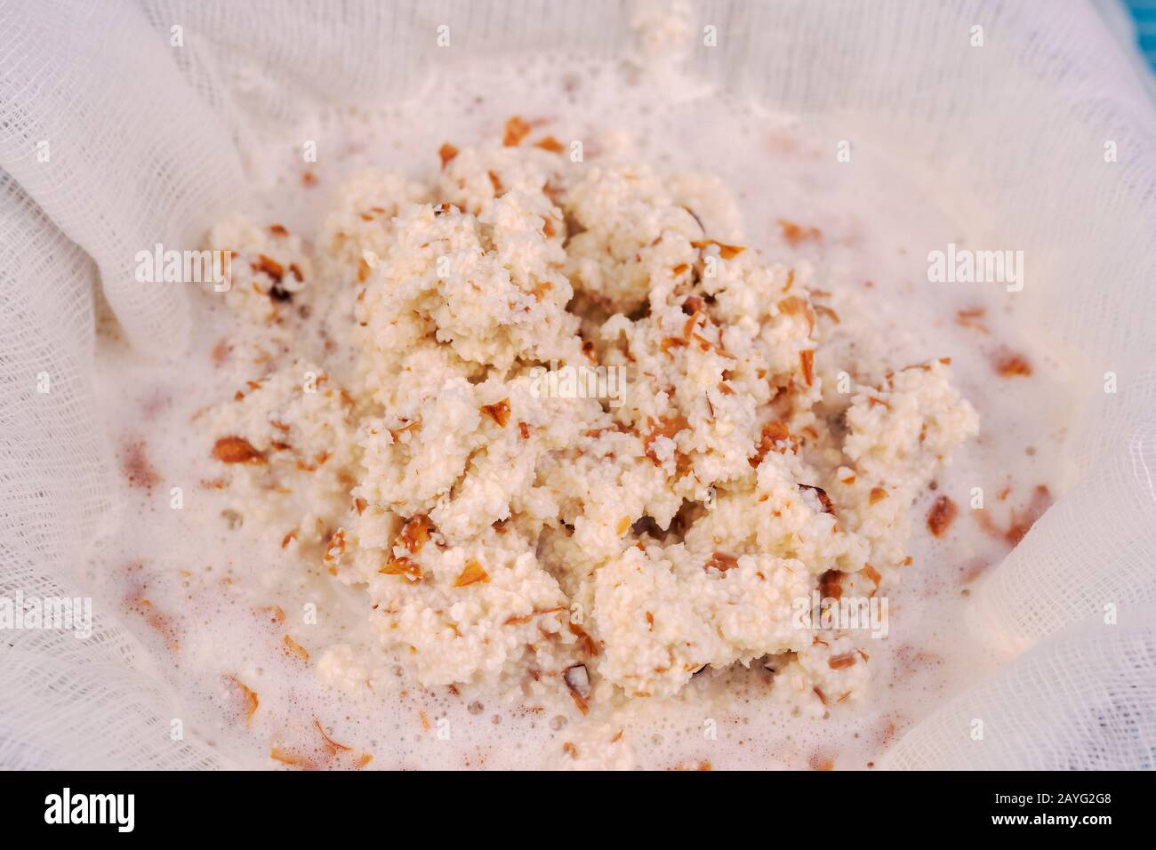 Mandelmilch kochen, Mandeln in einem Mixer zerkleinert, sind in weißen Gaze  zum Pressen Stockfotografie - Alamy