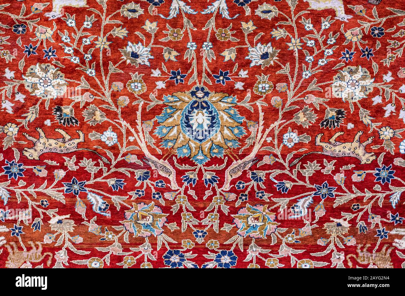 Persische Teppichdetails. Blumenmotive des klaspischen persischen Teppichs zeigen Blumenmuster als Hintergrund Stockfoto