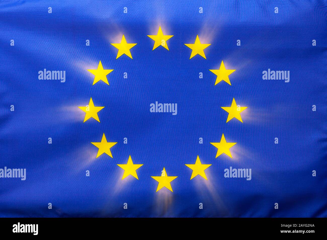 Europäische Flagge winkt im Wind aus der Nähe Stockfoto