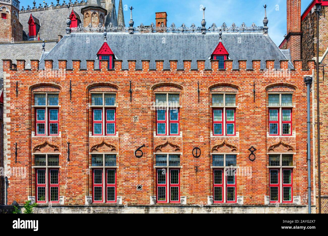 Fassade des Herrenhauses der "Brugse Vrije" an einem sonnigen Nachmittag. Frontalansicht von der Groenerei. Es ist eines der vielen mittelalterlichen Gebäude in Brügges, Belgien. Stockfoto