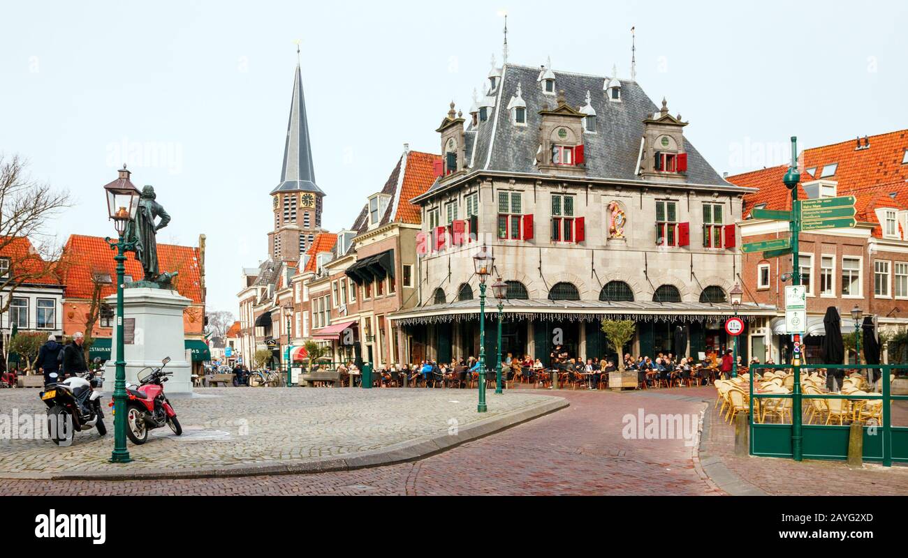 Terrassen und Restaurants am Roode Steen (Red Stone) Platz. Der Platz ist Teil der alten Hoorn-Innenstadt. Nordholland, Niederlande. Stockfoto