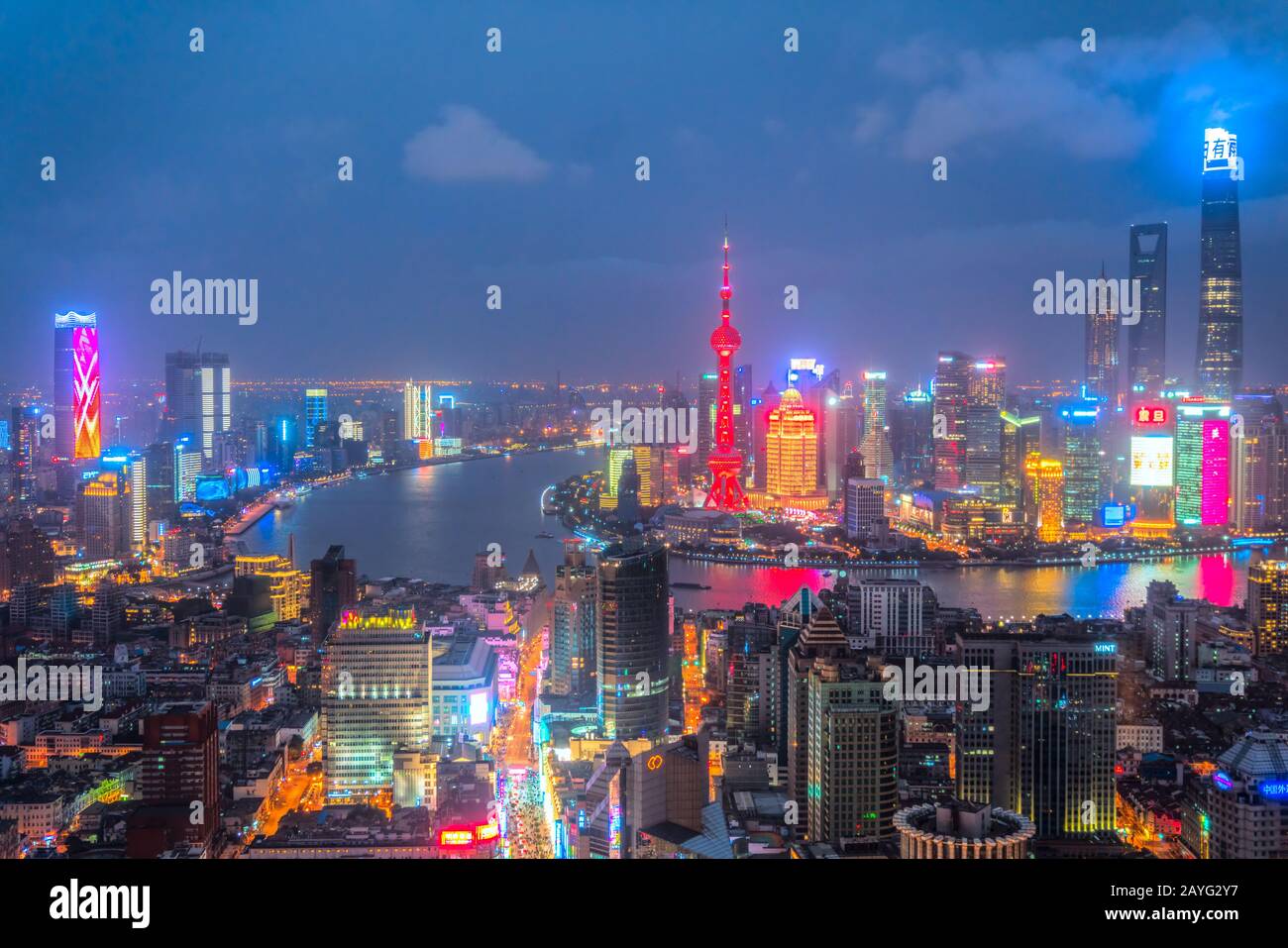 Shanghai, China - 6. Februar 2018: Shanghai Skyline at Blue Hour, Oriental Pearl Tower und anderer berühmter Wolkenkratzer im Hintergrund, in Shanghai, China. Stockfoto