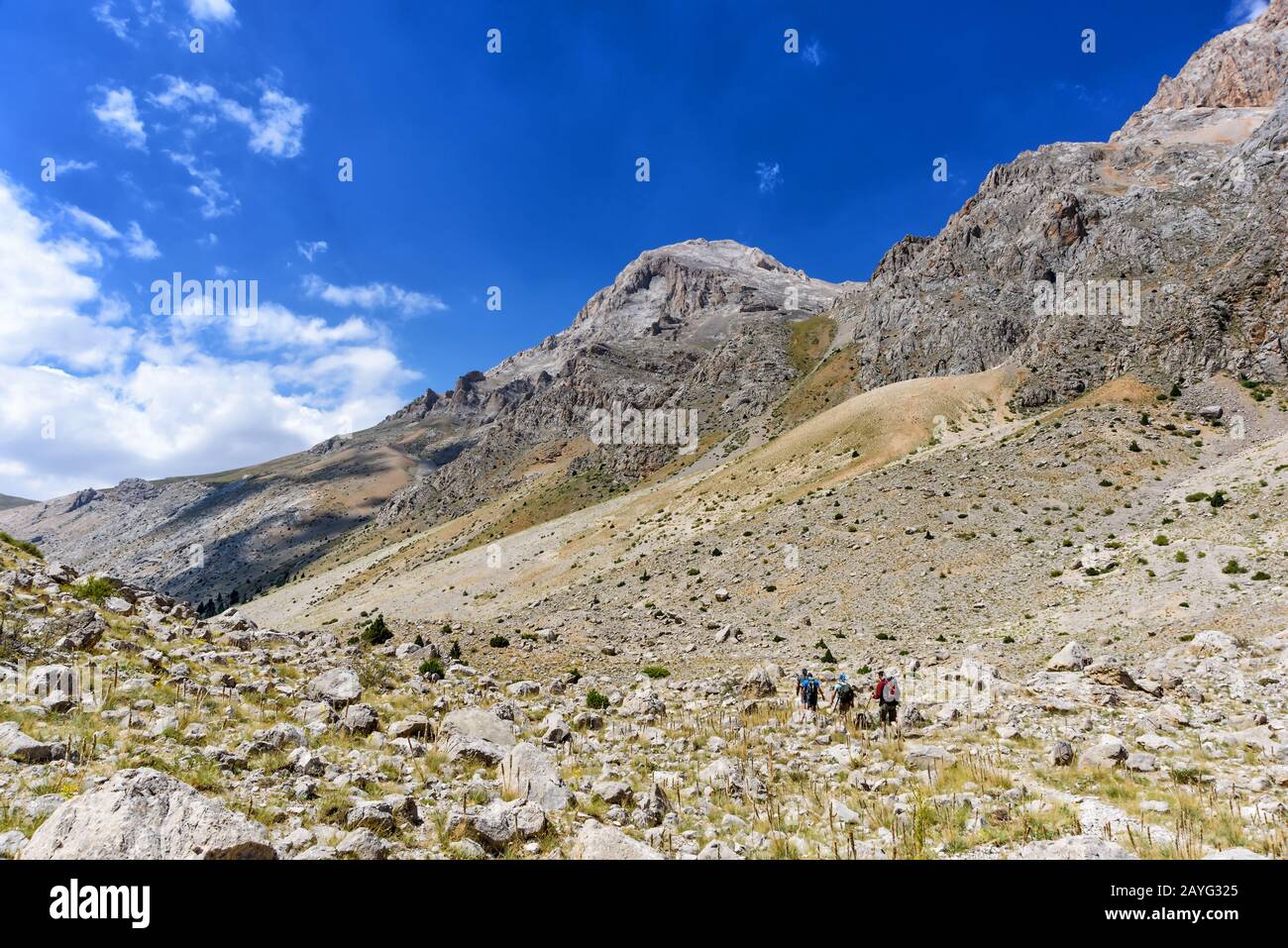 Türkei, Chamard - 3. August 2019: Touristen gehen im Sommer auf der Straße durch die Berglandschaft im türkischen Nationalpark aladag, Blick Stockfoto