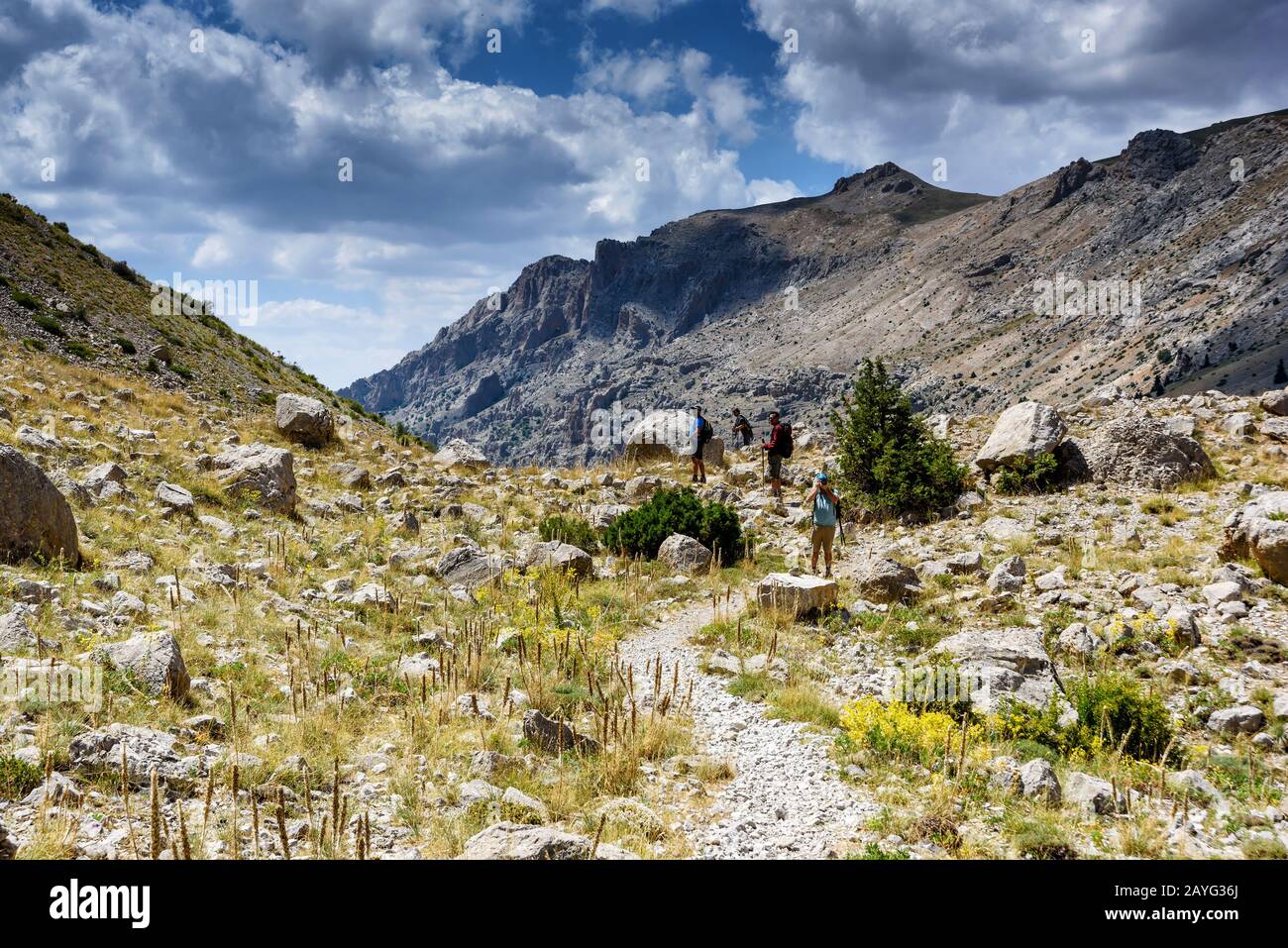 Türkei, Chamard - 3. August 2019: Touristen beobachten die Berglandschaft und fotografieren im türkischen Nationalpark aladag im Sommertag Stockfoto