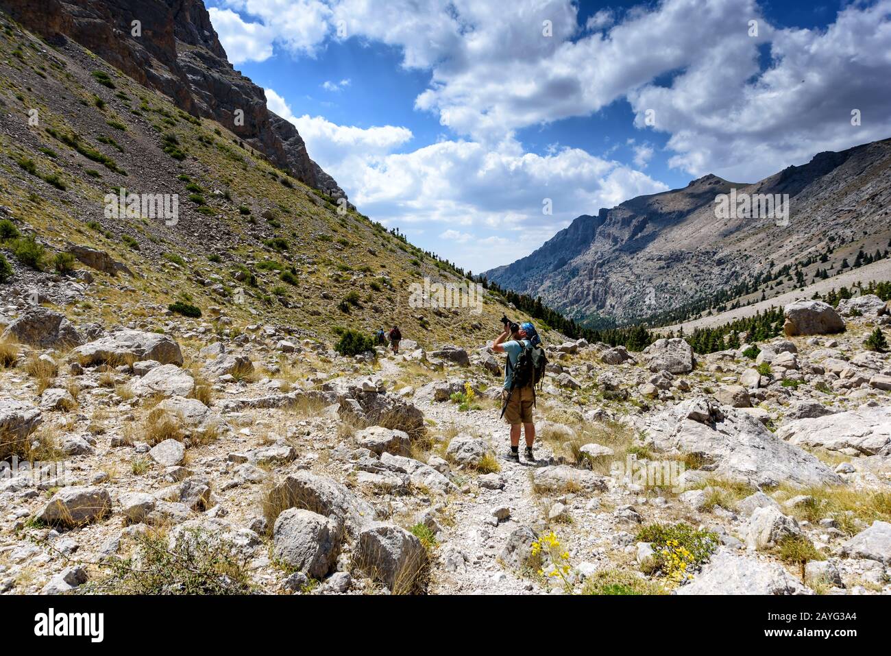Türkei, Chamard - 3. August 2019: Tourist fotografieren im Sommer die Berglandschaft im türkischen Nationalpark aladag Stockfoto
