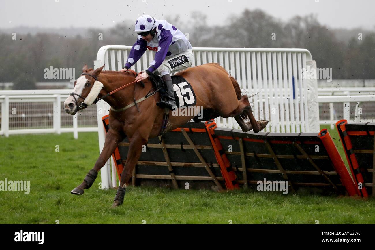 Nordano, der von Aidan Coleman geritten wird, springt den letzten auf seinem Weg zum Sieg im Handicap-Hürdenlauf "Give The Gift Of Ascot Annual Membership" während des Racedays von Betfair Ascot Chase auf der Rennbahn Ascot Racecourse. Stockfoto
