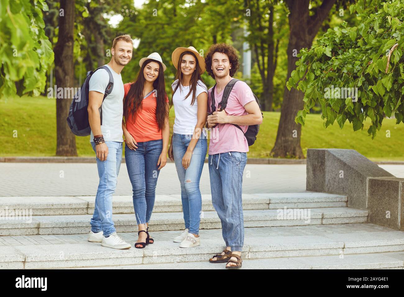 Gruppe von Menschen Lächeln auf einer Straße der Stadt im Sommer. Stockfoto