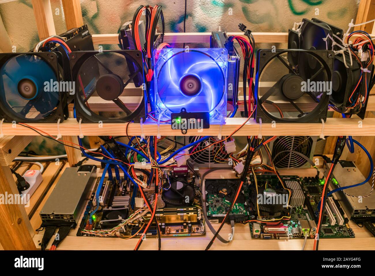 Ein kleiner Amateurbergbau zur Herstellung von Kryptowährung. Ausrüstung zur Gewinnung von Bitcoins Nahaufnahme Stockfoto