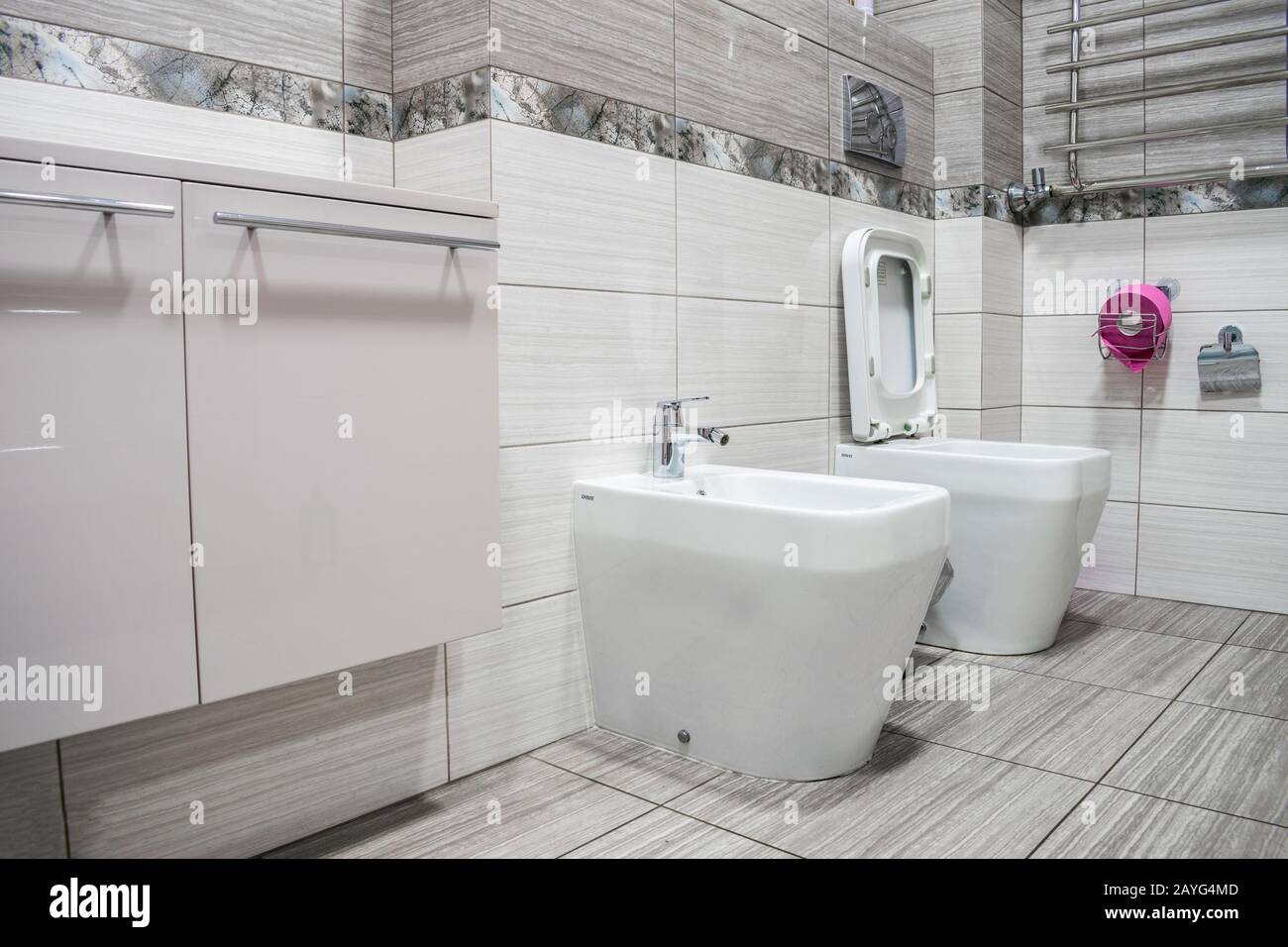 Dnepr, Ukraine - 30. April 2018: Toilette und bidet befinden sich in der Toilette. Eine moderne toilette. Stockfoto