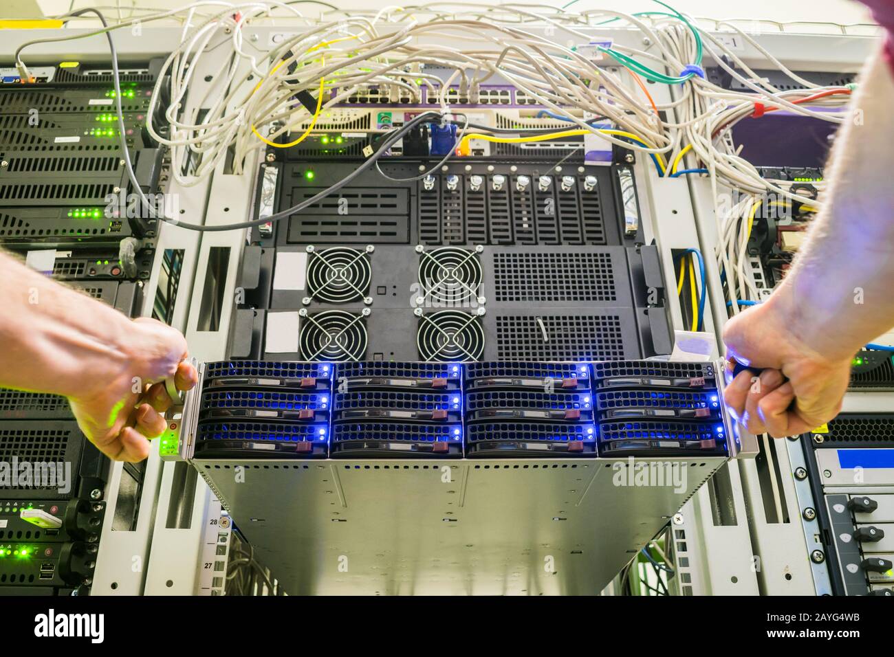 Server Computer Repair Rack Installiere Den Schalter Stockfotos und -bilder Kaufen - Alamy