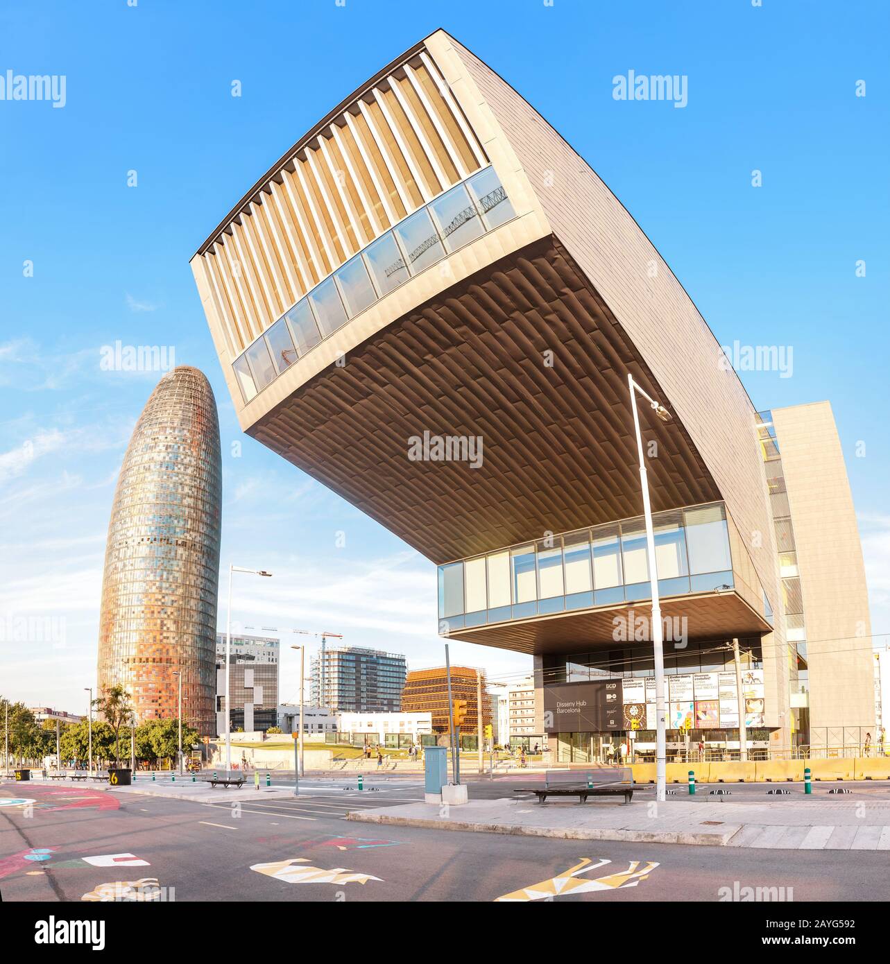 29. JULI 2018, BARCELONA, SPANIEN: Das Disseny-Museum und Torre Agbar, futuristische Architektur in Barcelona Stockfoto