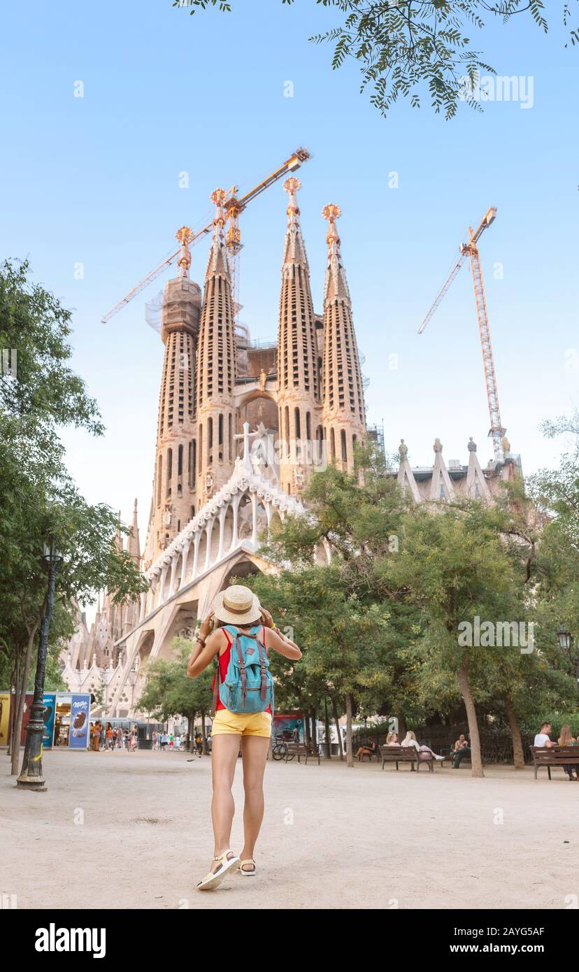 29. JULI 2018, BARCELONA, SPANIEN: Blick auf die Architektur der Sagrada Familia von der Straße der Stadt Stockfoto