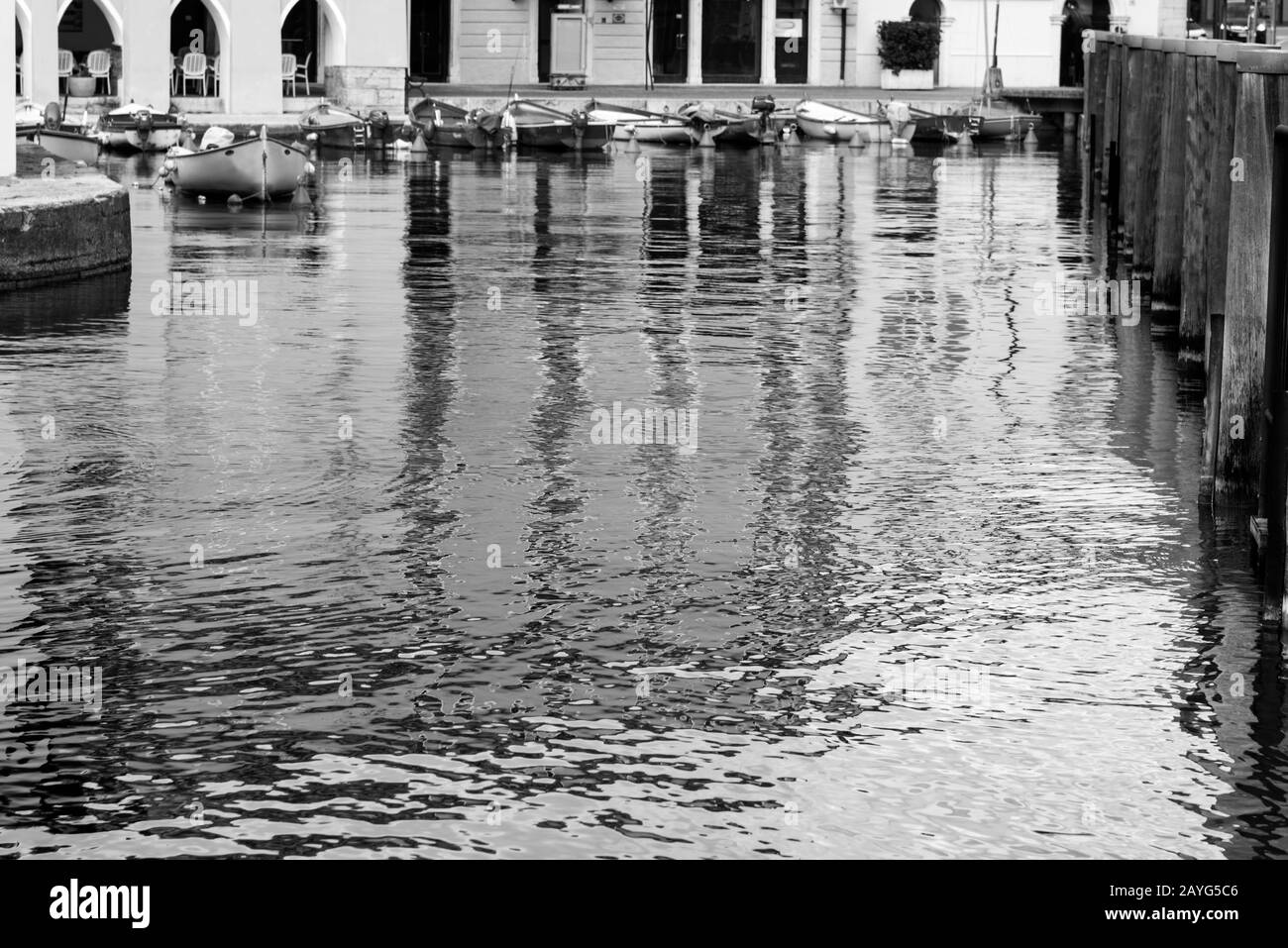 Blick von Torbole auf den Gardasee in Norditalien. Stockfoto