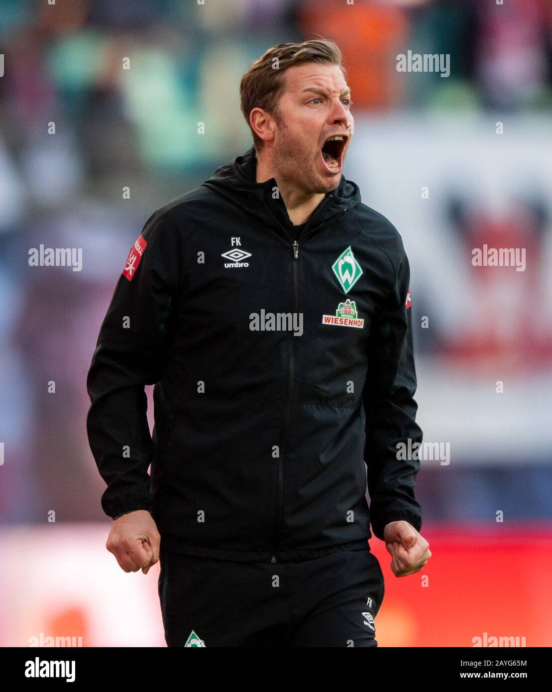 Düsseldorf, Deutschland. Paderborn, Deutschland. Februar 2020. Leipzig, Deutschland. Februar 2020. Fußball: Bundesliga, RB Leipzig - SV Werder Bremen, 22. Spieltag, in der Red Bull Arena. Bremen-Trainer Florian Kohfeldt steht am Rande und schreit. Kredit: Robert Michael / dpa - WICHTIGER HINWEIS: Gemäß den Vorschriften der DFL Deutsche Fußball Liga und des DFB Deutscher Fußball-Bund ist es untersagt, im Stadion und/oder aus dem fotografierten Spiel in Form von Sequenzbildern und/oder videoähnlichen Fotoserien auszunutzen oder auszunutzen. / dpa / Alamy Live News Credit: Dpa Pic Stockfoto